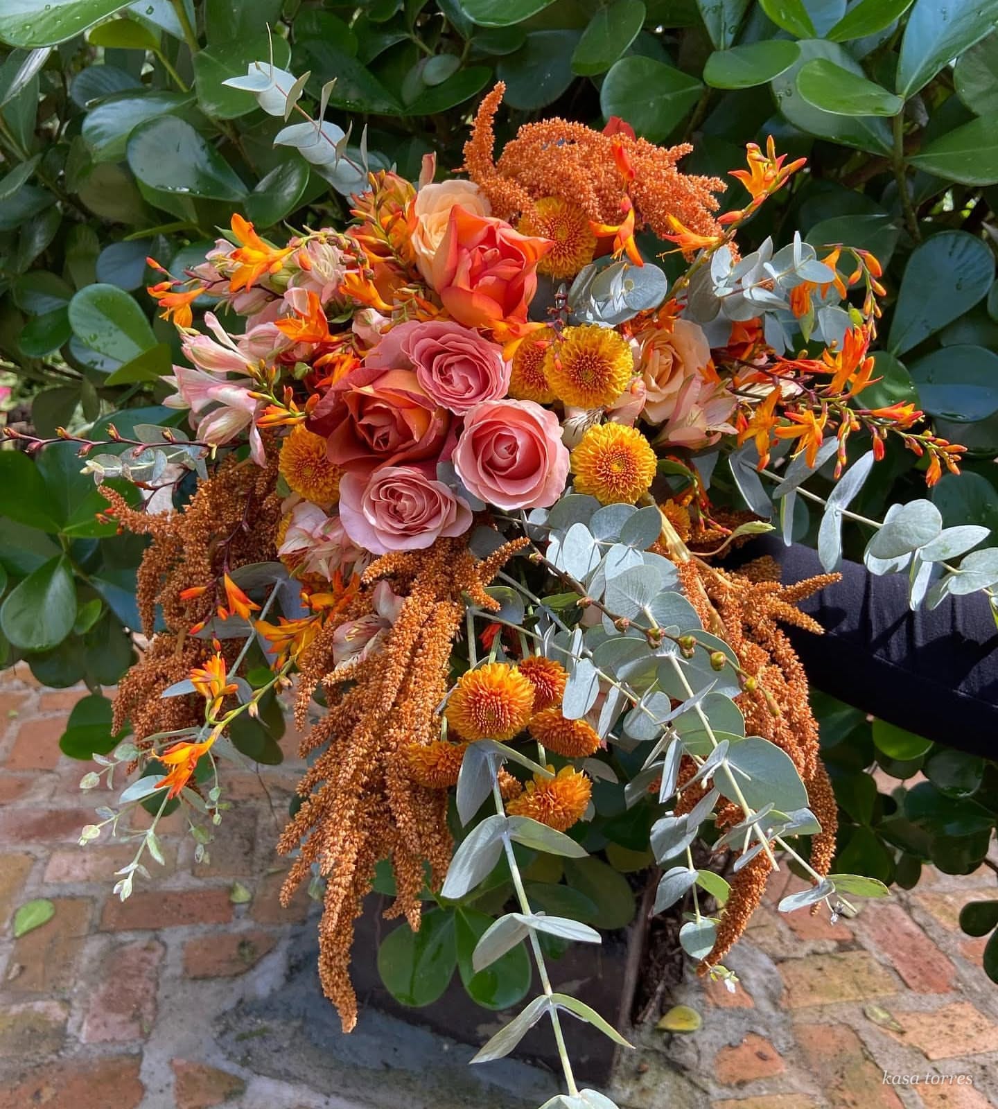 Buquê outonal em tons de laranja e ferrugem