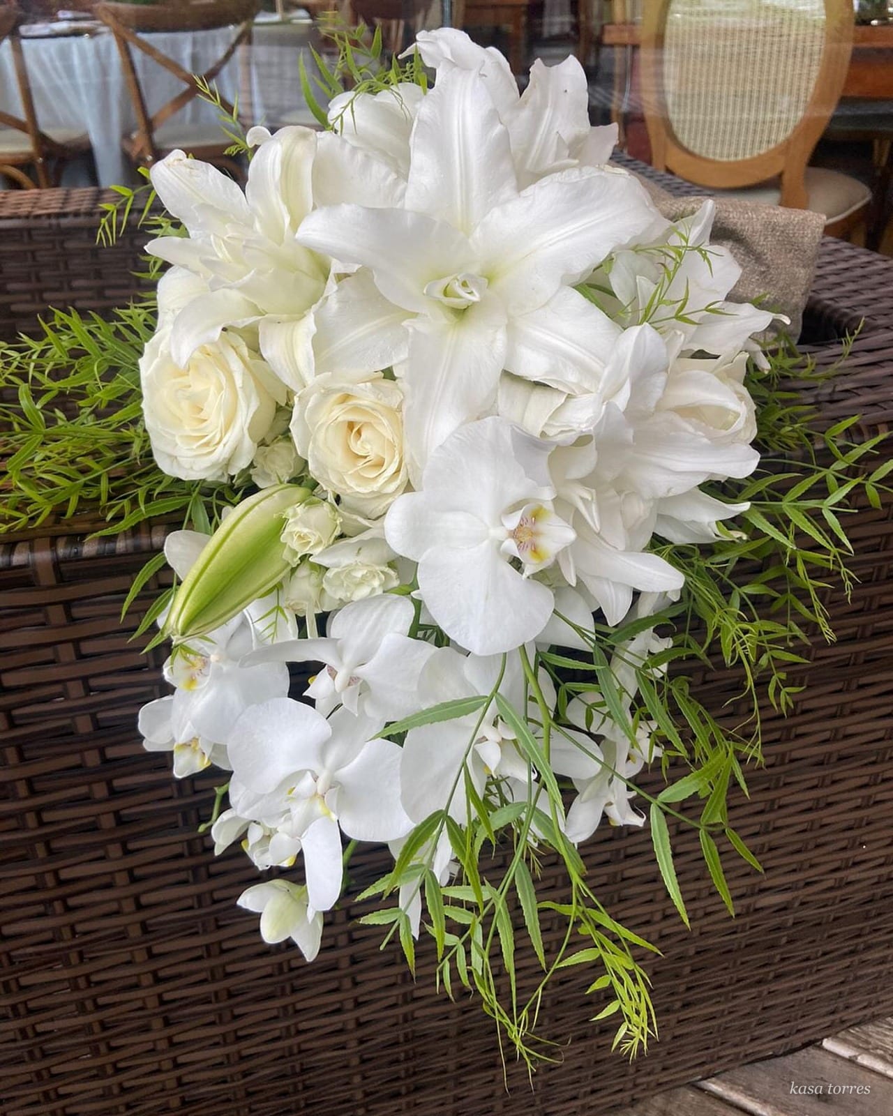 Buquê de lírios e orquídeas com folhagem