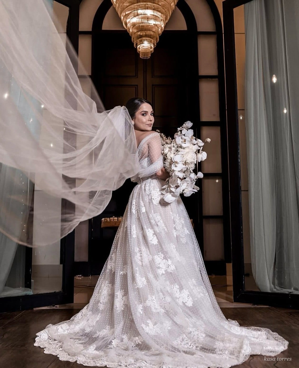Buquê de orquídeas brancas em casamento de gala