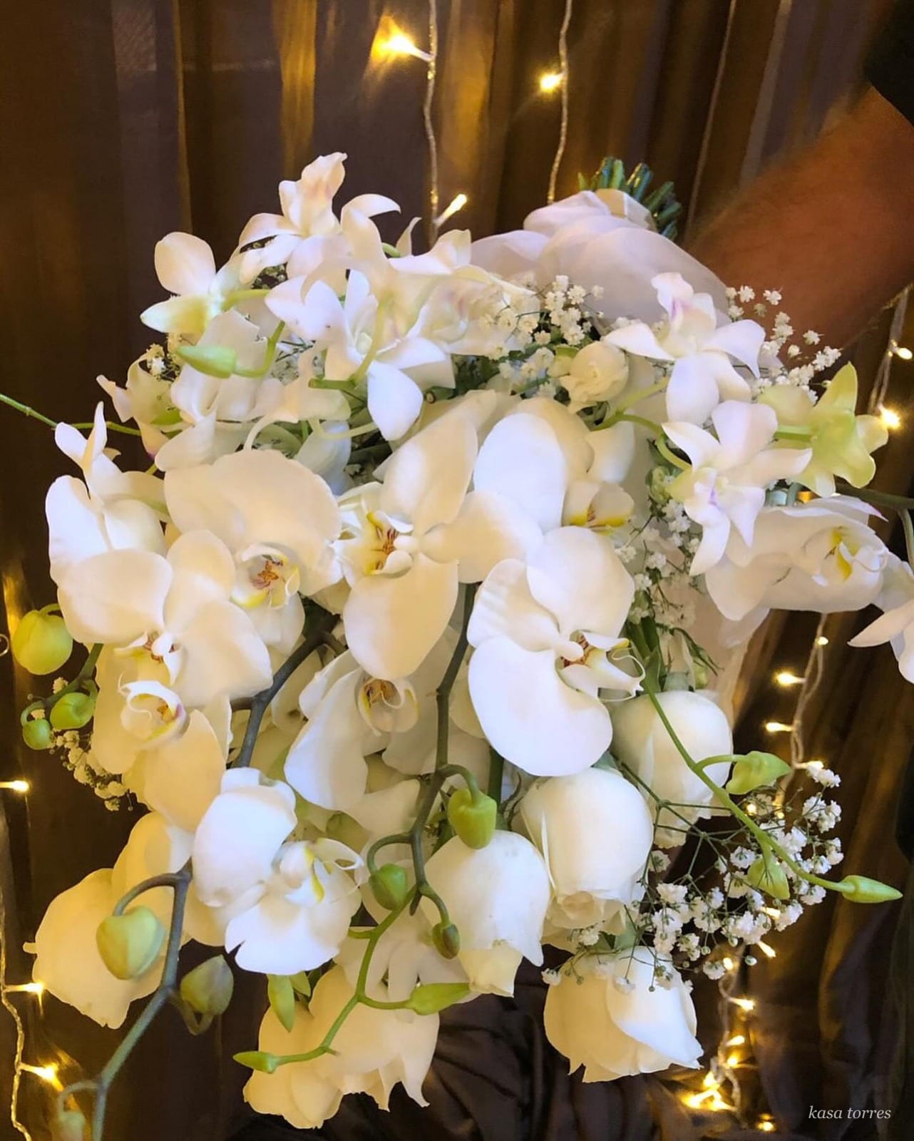 Buquê de orquídeas brancas em cascata