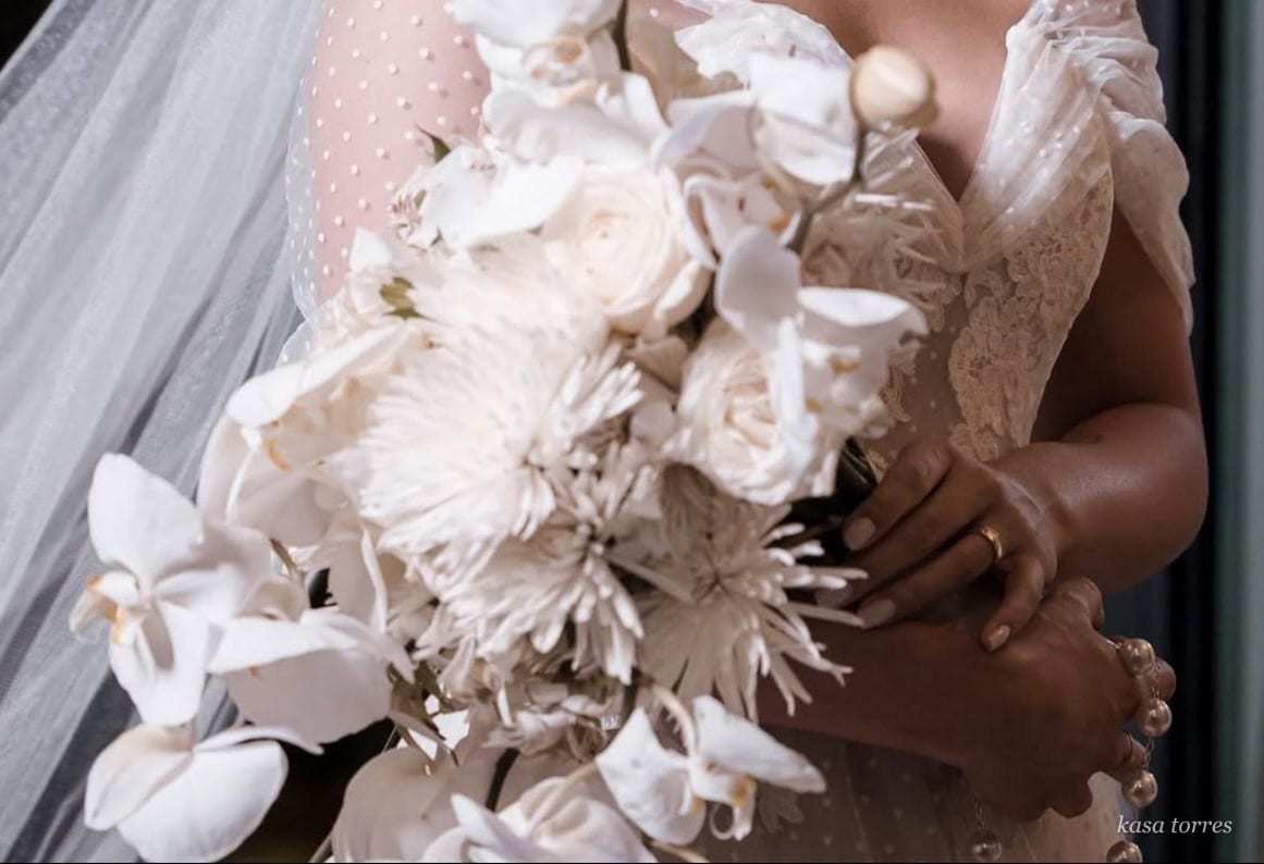 Buquê branco com orquídeas e crisântemos