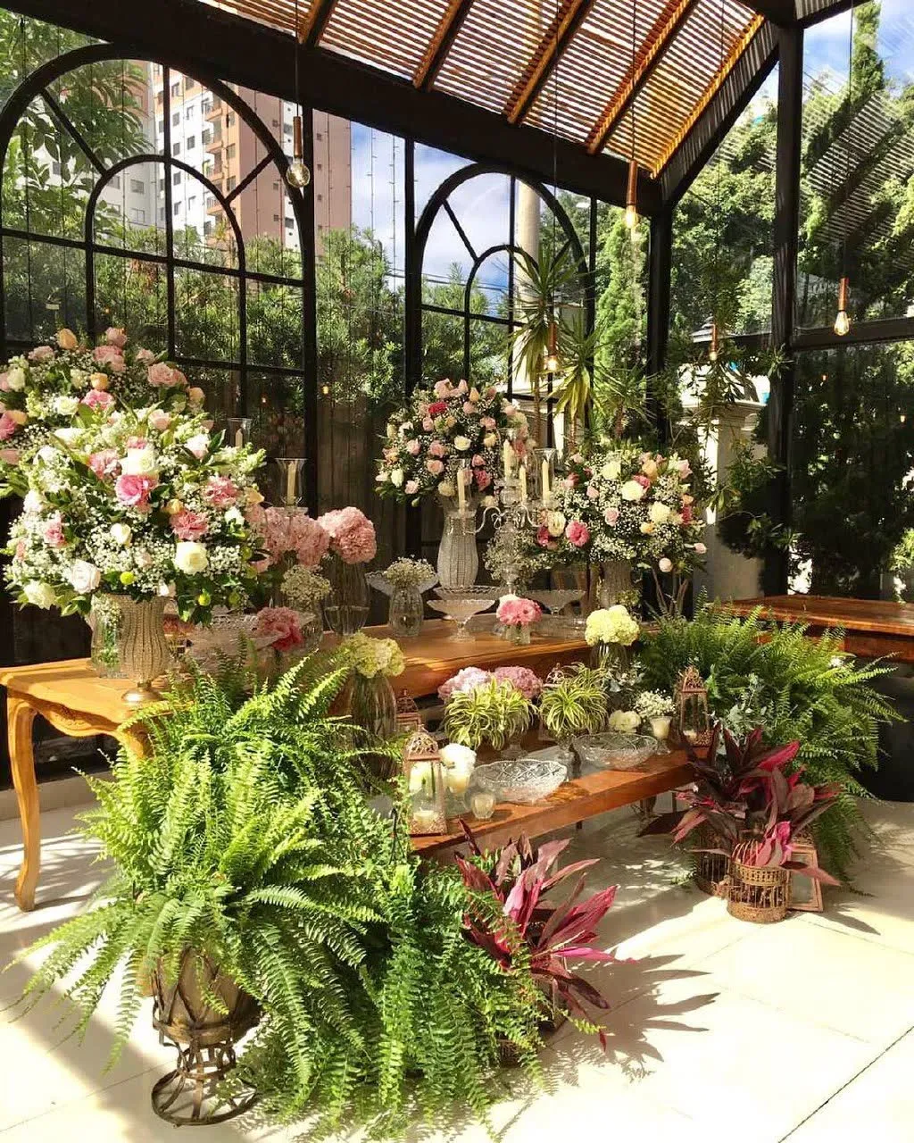 Samambaias e Velas — Casamento decorado pela Kasa Torres em São Paulo