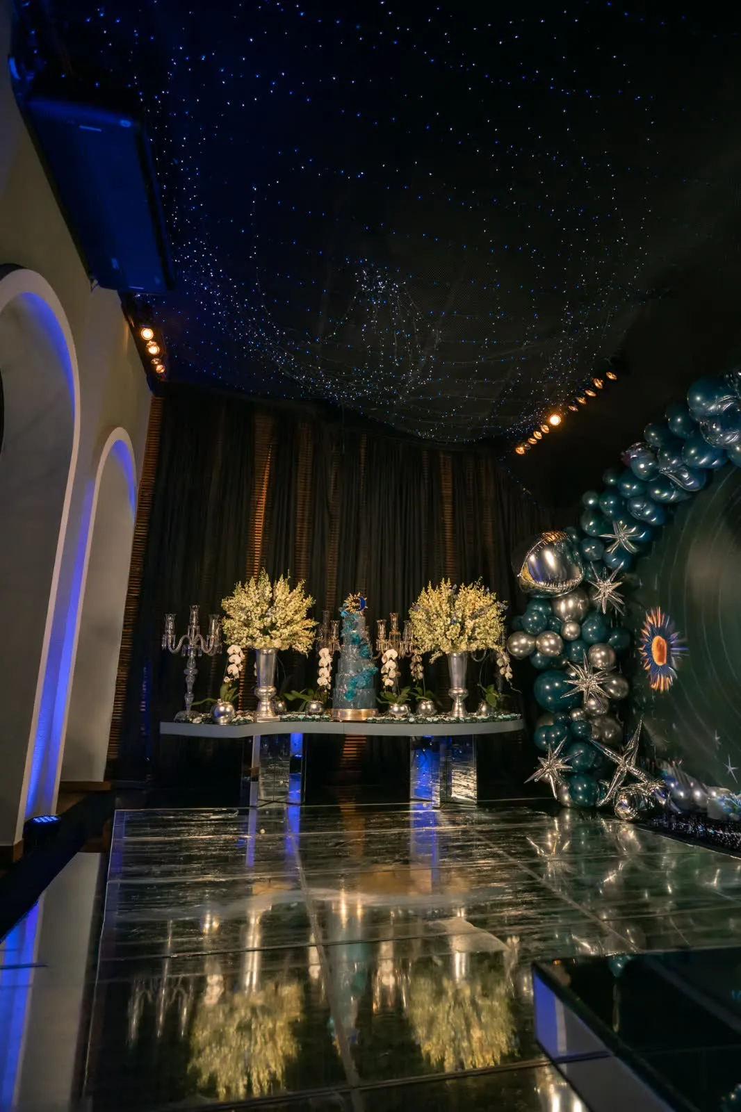Decoração de festa de 15 anos tema Mesa do Bolo — Kasa Torres São Paulo