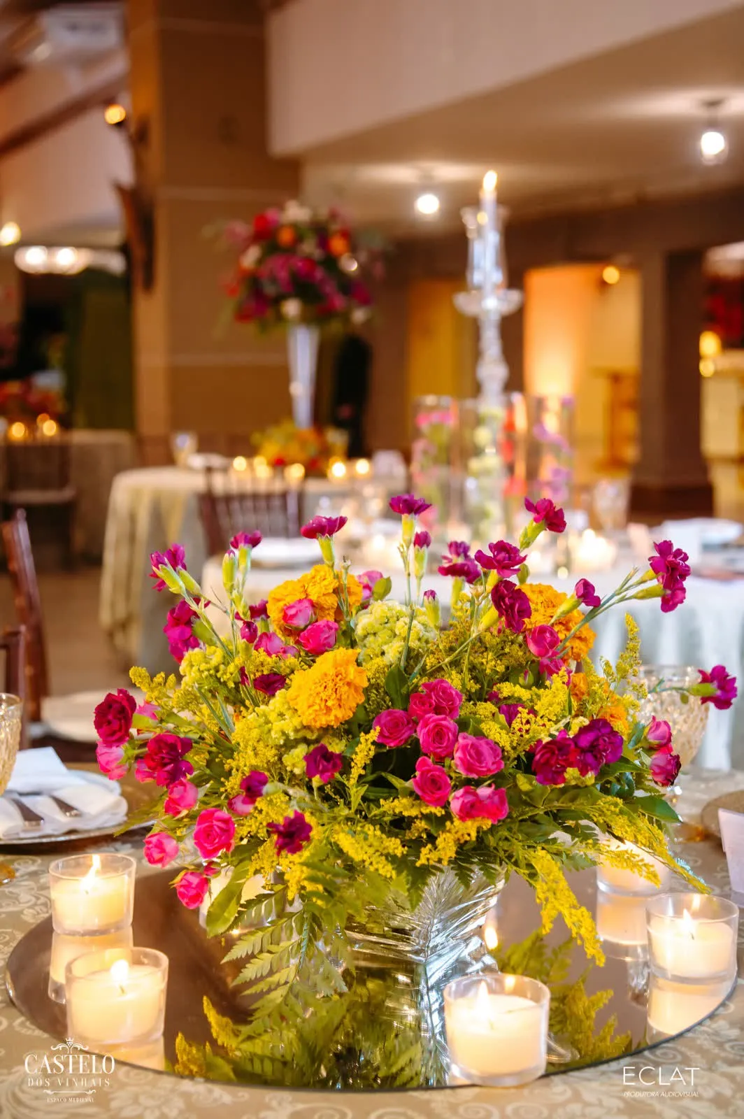 Cerimônia de casamento em igreja barroca com corredor de flores brancas — Kasa Torres