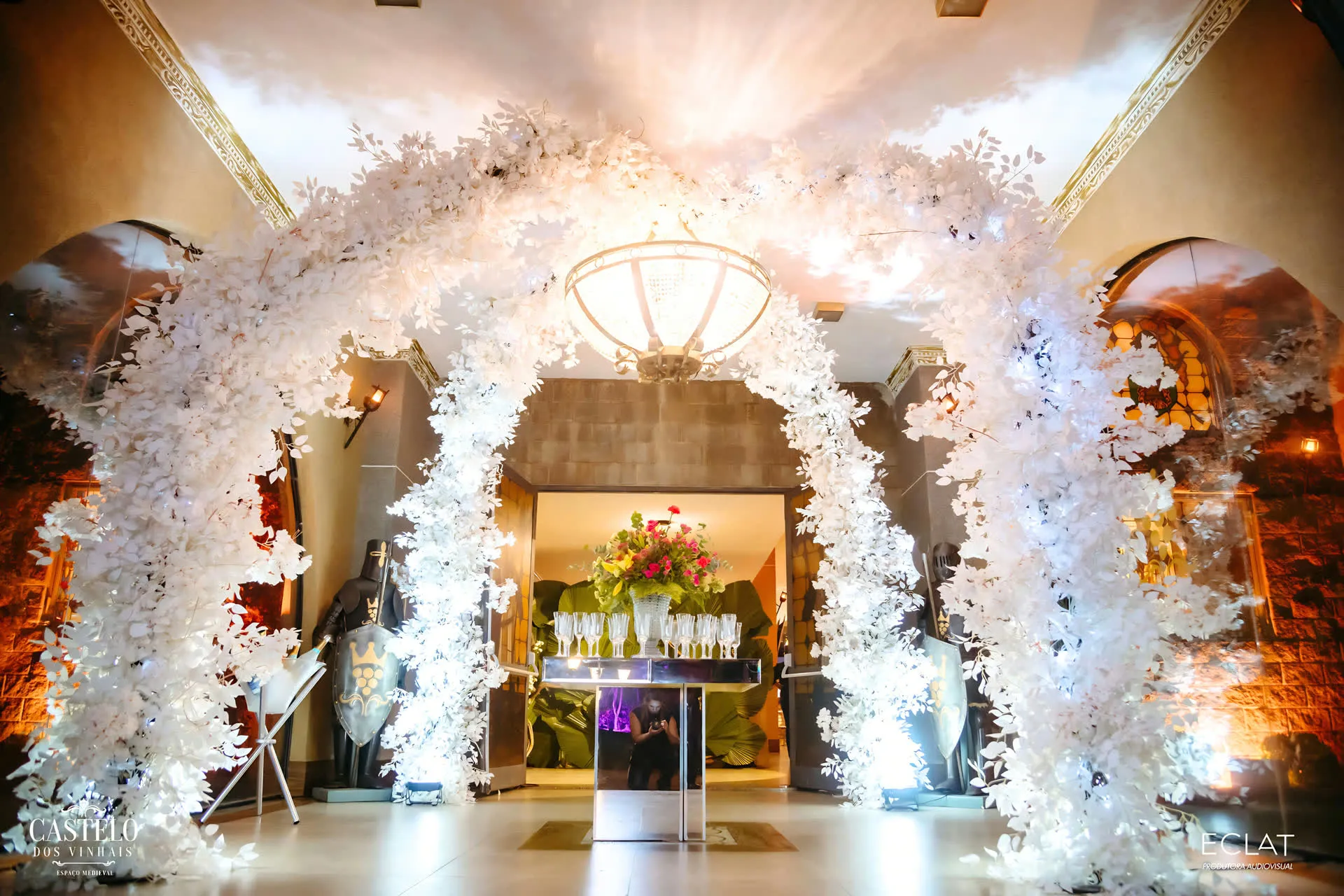 Arco de entrada com flores brancas iluminadas no Castelo dos Vinhais — Kasa Torres