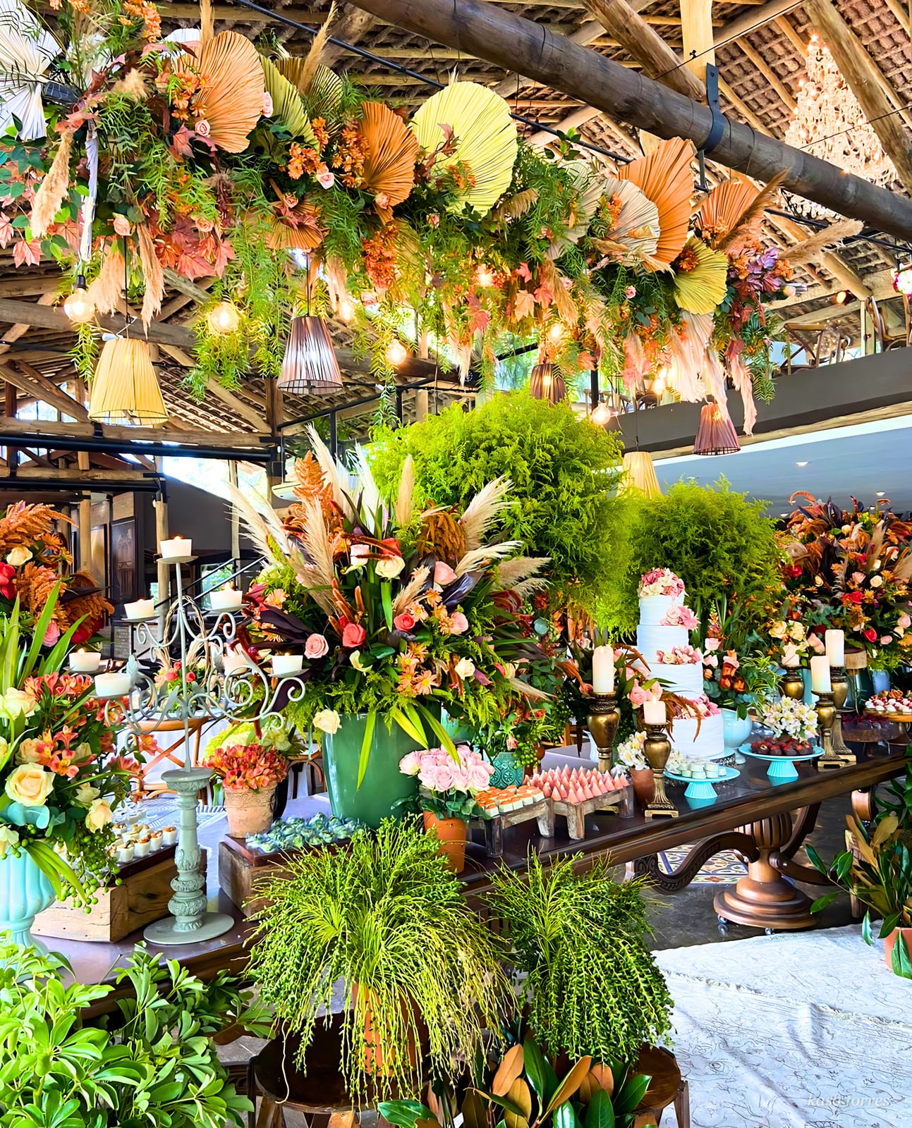 Decoração de casamento tropical com pampas, folhagens secas e flores em tons de laranja e coral — Kasa Torres