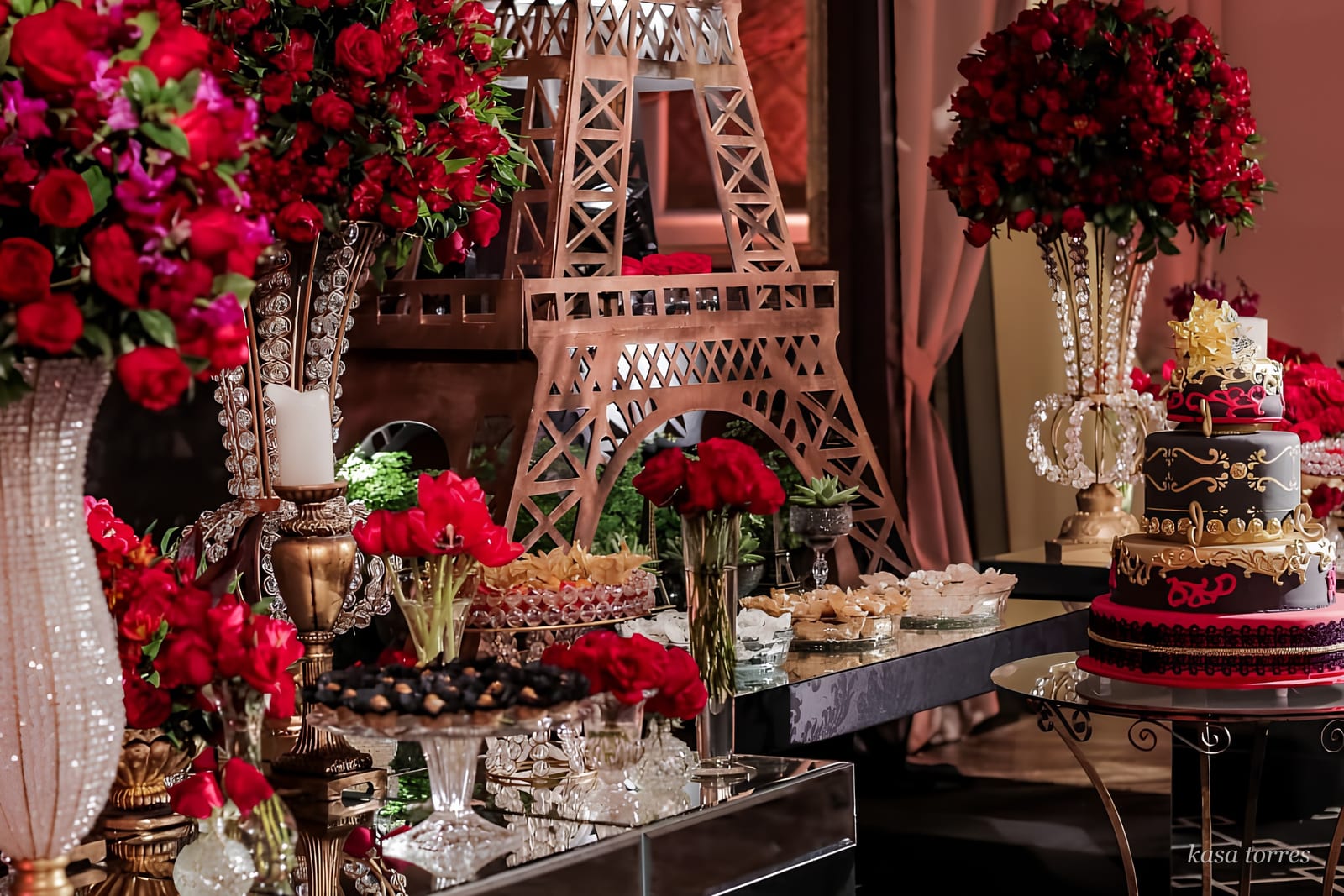 Decoração de festa de 15 anos tema Paris com Torre Eiffel cenográfica, rosas vermelhas e bolo dourado — Kasa Torres